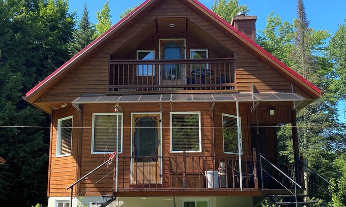 Sainte-Seraphine Ski Chalet | House/cottage on the edge of the forest