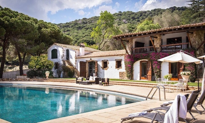 Sant Andreu de Llavaneres House | House with pool, 20.000 m2 garden, ping-pong close to the beach for 18 people