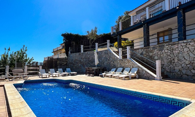 Sant Cebria de Vallalta Ski Chalet | House for 10 people with private pool, barbecue and free Wi-Fi