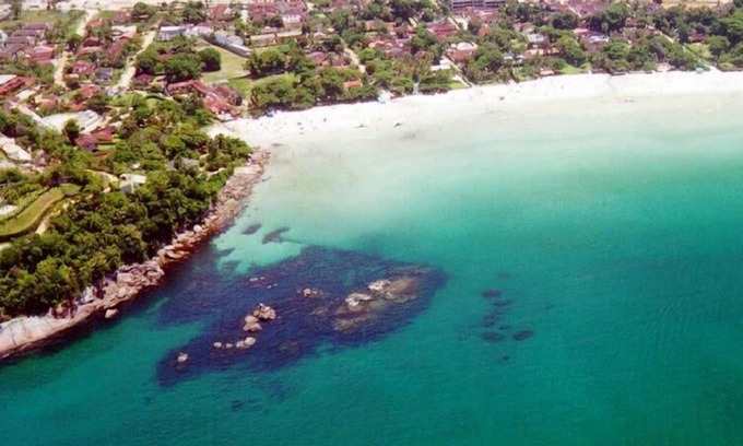 Praia da Enseada House | House facing the sea in the center of Praia da Enseada (16 people)