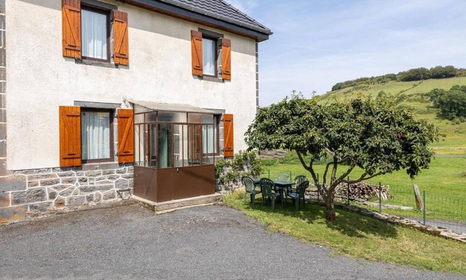 Perpezat House | House for 5 people in a valley in the Parc des Volcans d'Auvergne