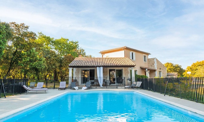 Saint-Restitut Villa | House for rent, in the countryside, private swimming pool in a quiet area