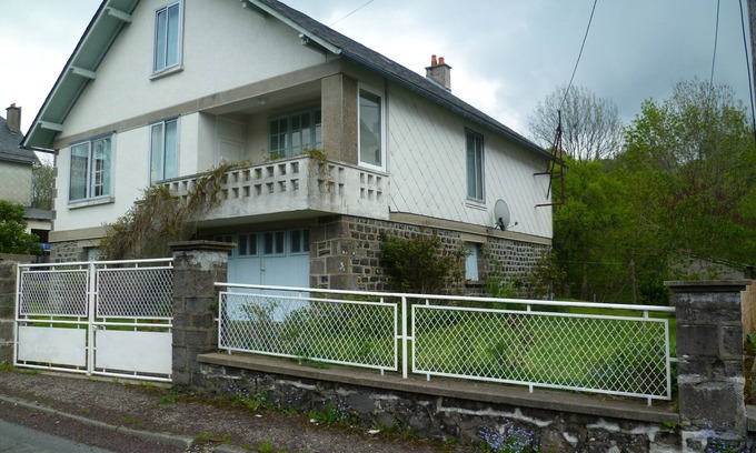 Egliseneuve-d'Entraigues House | HOUSE OF 100 M2 ON TOTAL BASE. FENCED GARDEN OF 700M2