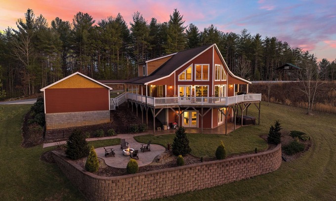 Morganton House | House Galini - Upscale, Outdoorsy Home with Great Amenities