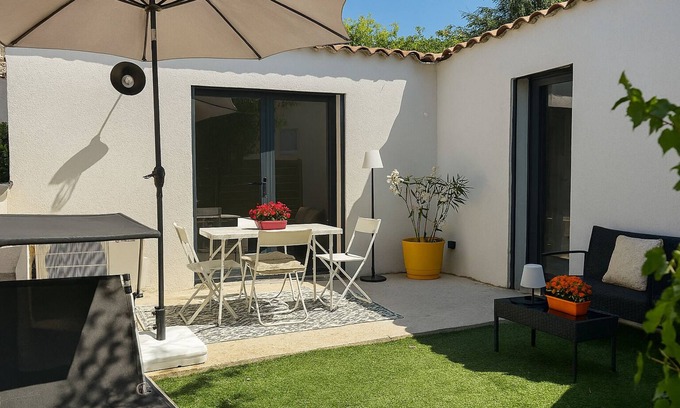 Venelles House | House Garden Pool – The Cherry Tree