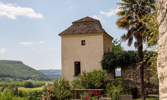 Beynac-et-Cazenac Cottage | House in Beynac in big property with pool