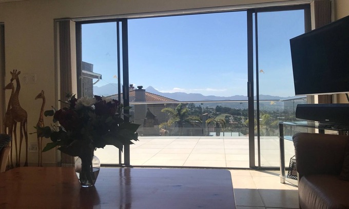 Heldervue House | House in dream location with pool and sea views ideal for golfers and wine lovers