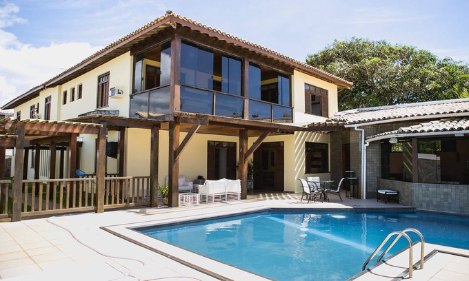 Guarajuba House | House in Guarajuba, Bahia. 10 rooms, 150m from the beach, recreation area and garage.