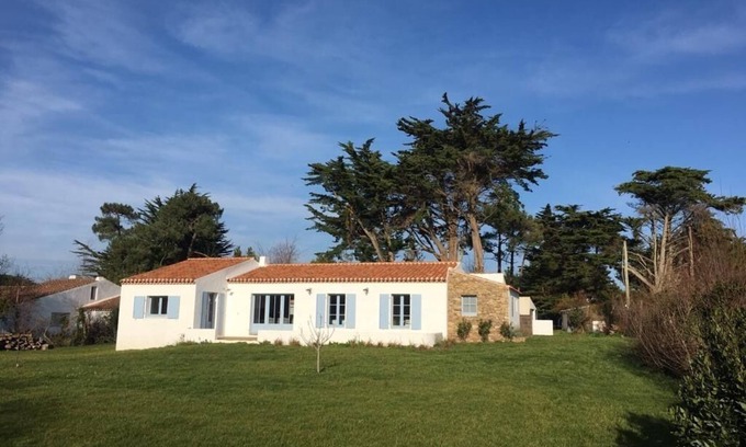 Ile d'Yeu House | House in large quiet garden, sailing school and beaches within walking distance