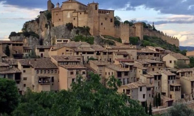Alquezar House | House in medieval village.