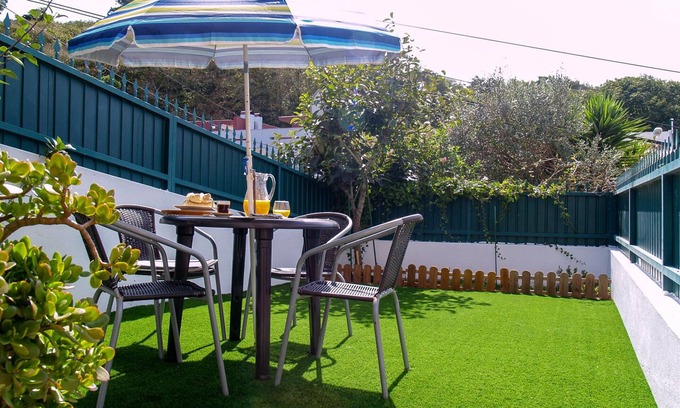 Sintra House | House in quiet area of housing. But close to the center.