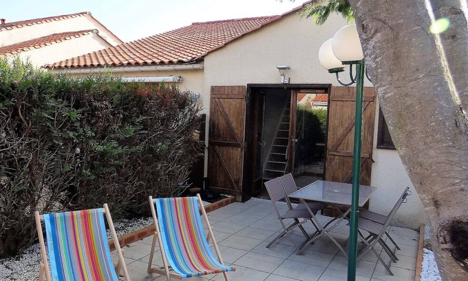 Brem Sur Mer House | House in residence with swimming pool, 900m from the sea.
