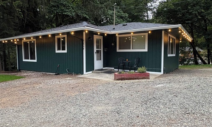 Seaside House | House in Seaside- Elsie’s Humble Haven Creekside view