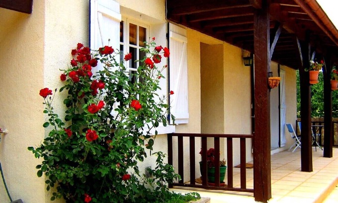 Carsac-Aillac House | House in the country, but minutes from Sarlat, enclosed garden, pool & WIFI