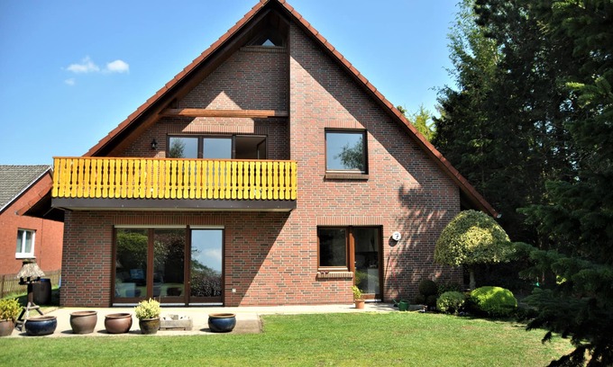 Detern Apartment | House in the green upper floor