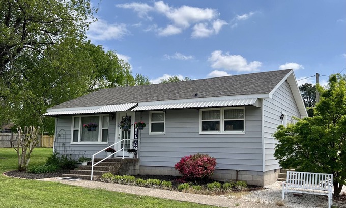 Prairie Grove House | “House In The Grove” Private, comfortable, squeaky clean!