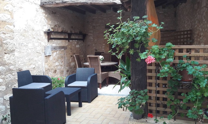 Monpazier House | HOUSE IN THE HEART OF A MEDIEVAL BASTIDE WITH SHADED PATIO
