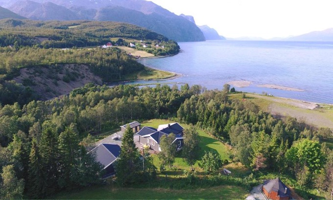 Lyngen House | House in the heart of the Lyngen Alps with Best view