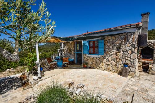 Nevidane House | House Jonathan