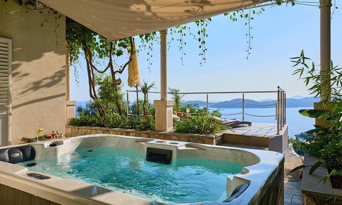Brsecine House | House Lilla with Private Hot Tub