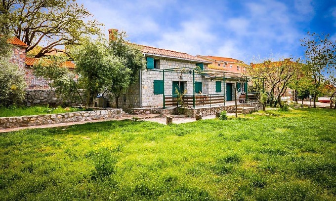 Podmaine House | House Luka (92781-K1) - Budva