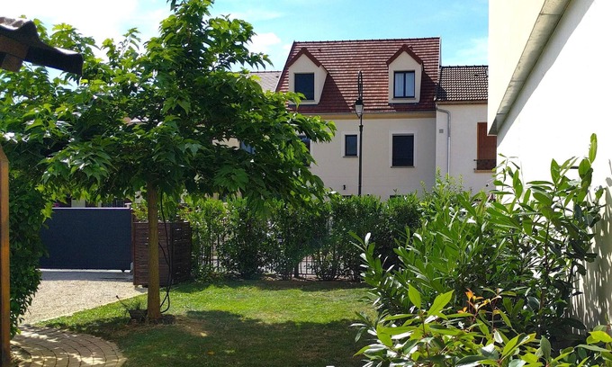 Clamart Apartment | House near a wood in Clamart