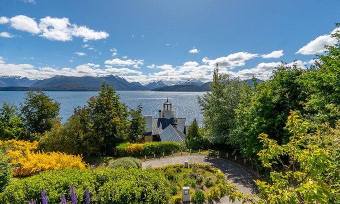 Angostura Ski Chalet | House next to Lake Nahuel Huapi: with stunning panoramic views