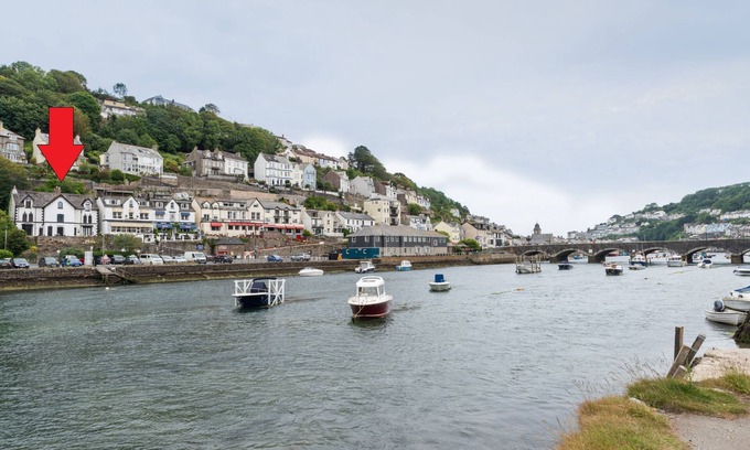 Looe House | House nr Beach with Superb View and access to Pool