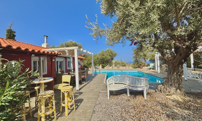 Roussospiti House | House of character with swimming pool private and seen on sea