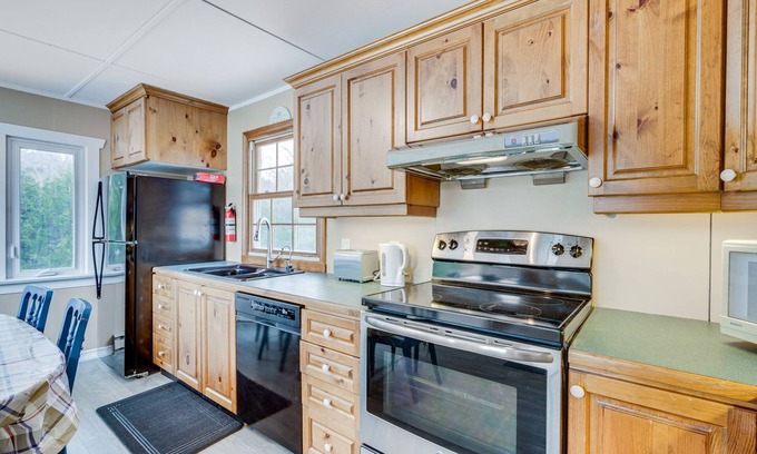 Virginia Cottage | House of happiness!nCozy Waterfront cottage.nSummer & winter lake activities!n