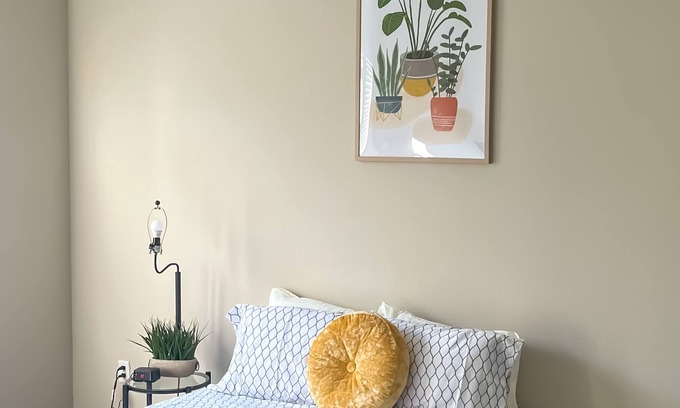 Dallas Design District Apartment | ⭐️ House of J&K: 2 bedroom APT. with pool-view