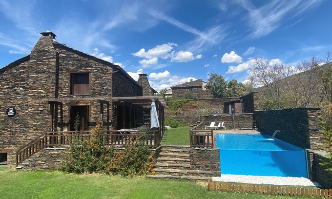 Majaelrayo Cottage | House of the Ocejón. Majaelrayo. Black Architecture Ayllón mountain range. Natural Park