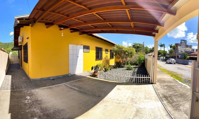 Praia da Armacao do Itapocoroi House | HOUSE OFFERS SPACE FOR 12 GUESTS