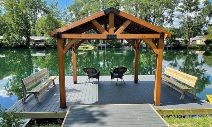 Greenwood House | House on 7 acre lake. Newly Renovated 3 Bed 2 Bath