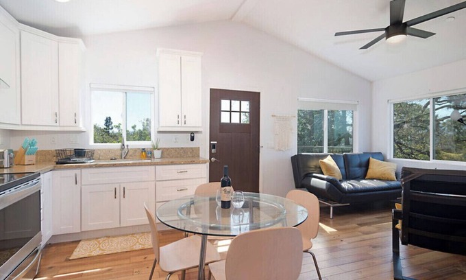 Mount Helix House | House on a Hill w/Gorgeous Views! Comfy King Bed, Full Kitchen, Wifi