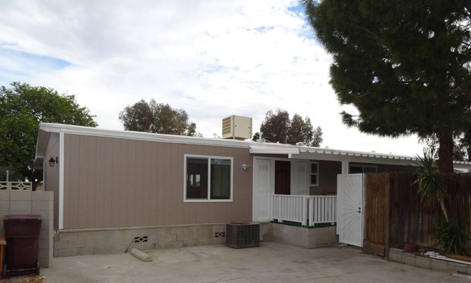 Thousand Palms House | House on Golf course. Quiet retreat, Mountain views!