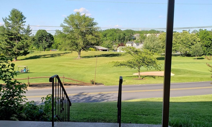 Dillsburg House | House on Golf course with mountain views and access to central PA attractions.