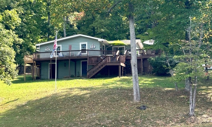 Penrod House | House on Lake Malone 200ft waterfront No Cleaning/Pet fees Across from Marina