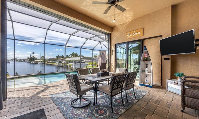 Edgewater House | House on the Harbor Private Pool+Spa on Canal
