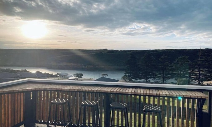 Port Campbell House | House on the hill. Spectacular Port bay views!