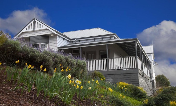 Huonville Bed & Breakfast | House on the Hill Bed and Breakfast