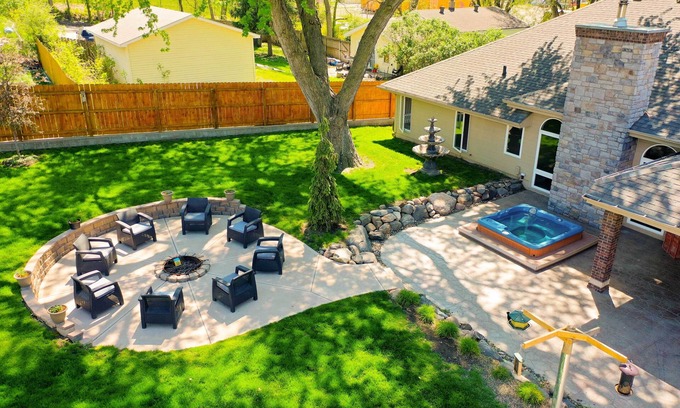 Omaha House | House on the Hill Great for Families