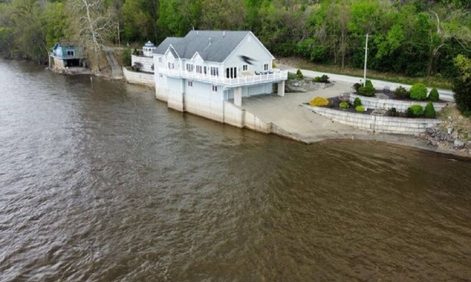 Hamburg House | House on the Mississippi River with awesome views