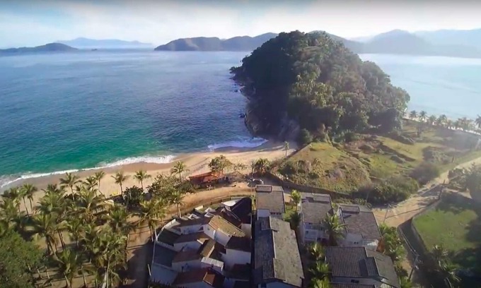 Lazaro House | House on the sand in Ubatuba, 30m from Sununga beach and 100m from Lázaro beach.