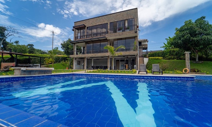 Pereira Villa | House or villa in Pereira near the airport for up to 20 people 5 bedrooms