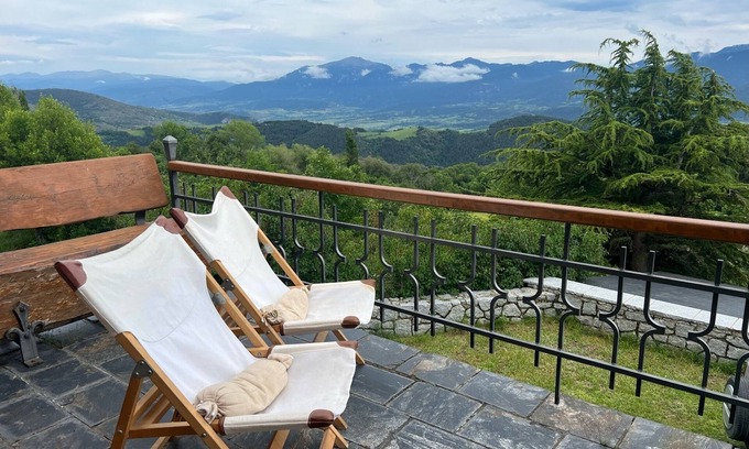 Lles House | House overlooking the Cadí-Moixeró massif, traditional from the 70s with magical
