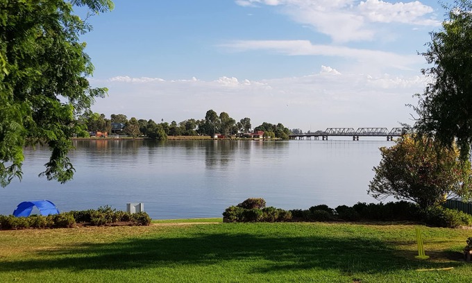 Yarrawonga House | House overlooking Lake with private jetty, 2 min walk to Yarrawonga main street