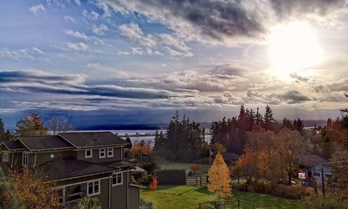 Comox House | House private mountain ocean view one acre 2 bedrooms
