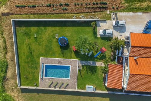 Ljubac House | House Rose with Garden and Pool