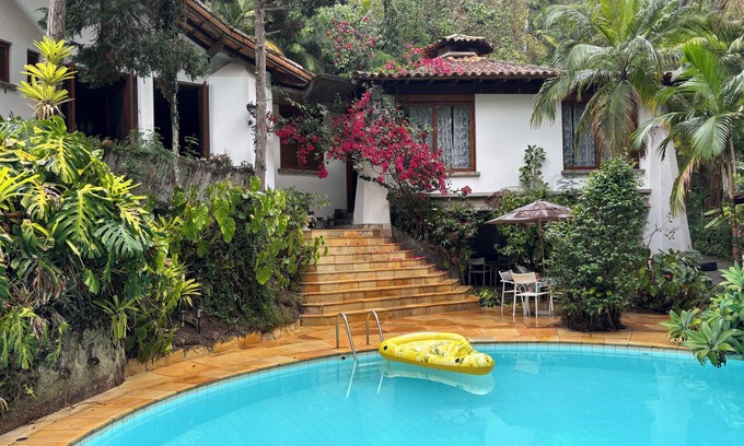 Teresopolis House | House Season Refugio Teresopolis, surrounded by forest, environmental protection area
